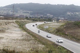 Tramo Lloreda-Veriña, con los desmontes realizados para el desdoblamiento de la carretera.
