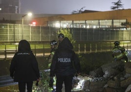 Policía y bomberos ayer rastreando el cauce del río Piles.