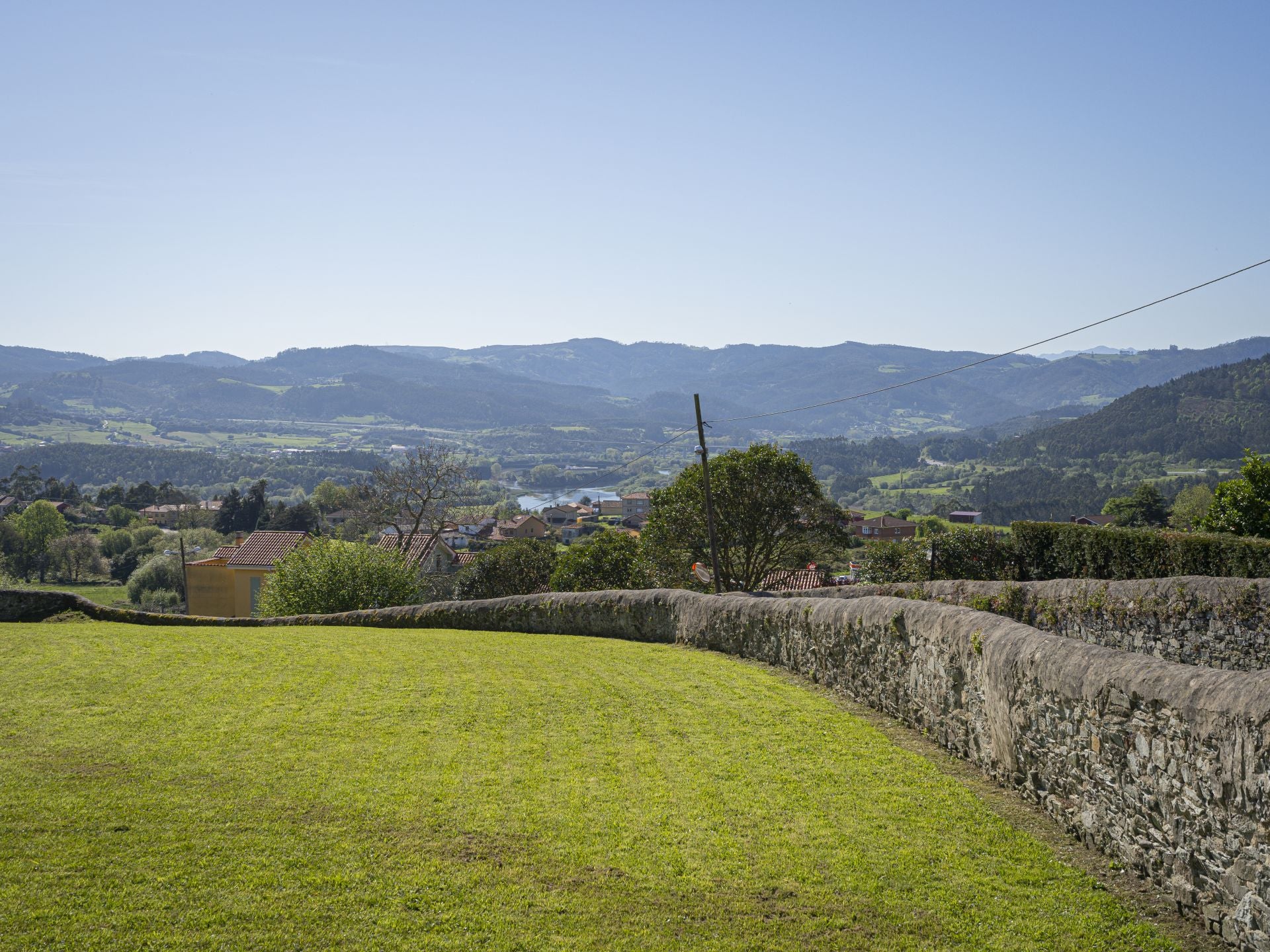 Vistas desde el extenso jardín.