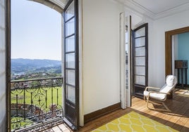 Las impresionantes vistas desde una de las estancias de la casona a la venta en Muros de Nalón.