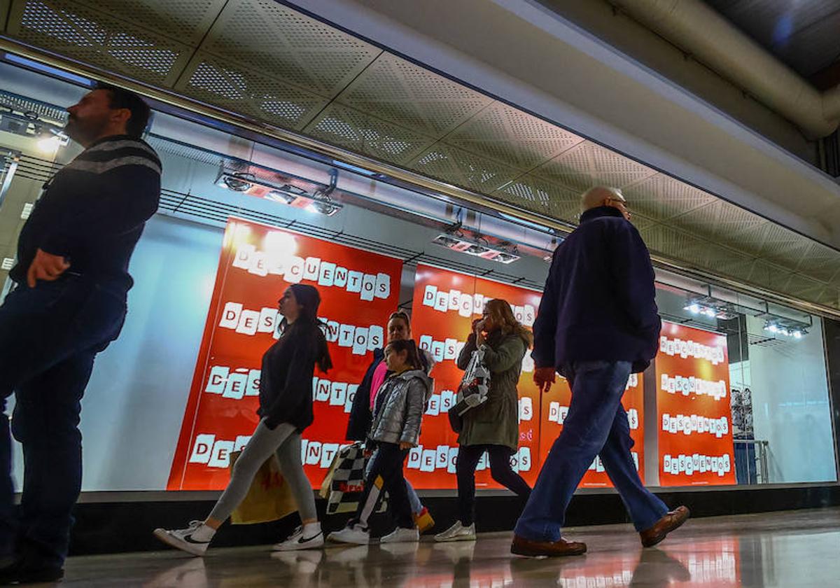 Consumidores en los pasillos del centro comercial Parque Principado.