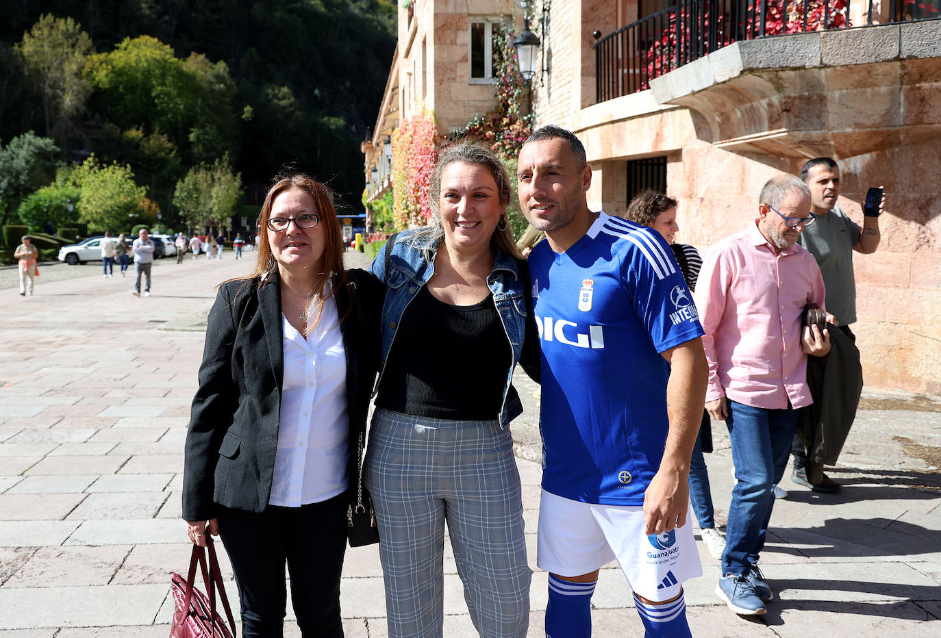 La Santina bendice al Real Oviedo, en imágenes