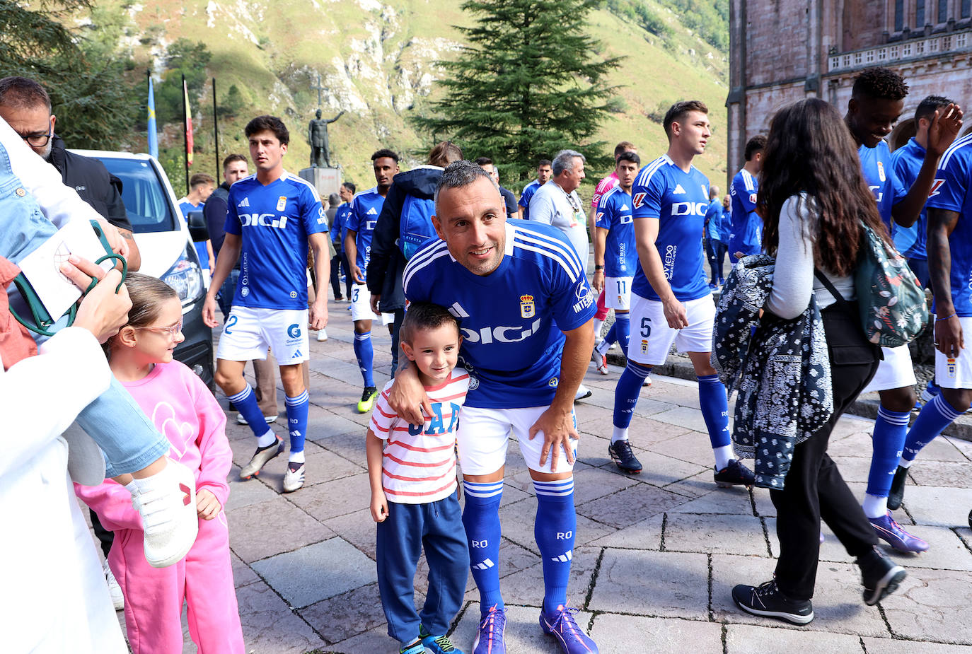 La Santina bendice al Real Oviedo, en imágenes