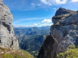 Todo el trayecto hasta la cima del Visu La Grande se adorna de amplias y bellas visiones montañosas hacia los cuatro horizontes, conformando una excursión de enormes vistas imprescindible si se quiere contemplar, desde lugares privilegiados, todos los contrastes y detalles que inundan Redes de abajo a arriba.