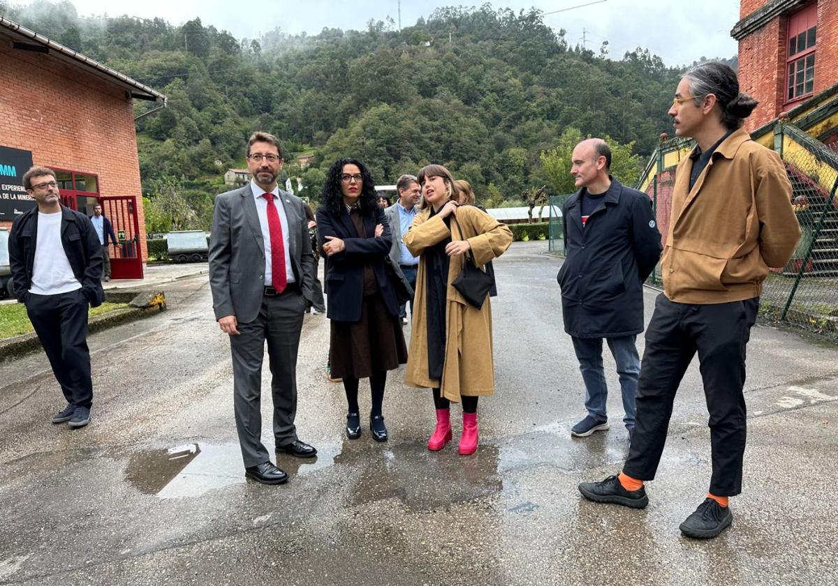 Enrique Fernández, Vanessa Gutiérrez, Noemí Gómez, Pablo León y Diego Martín, ayer, en el pozo Sotón.