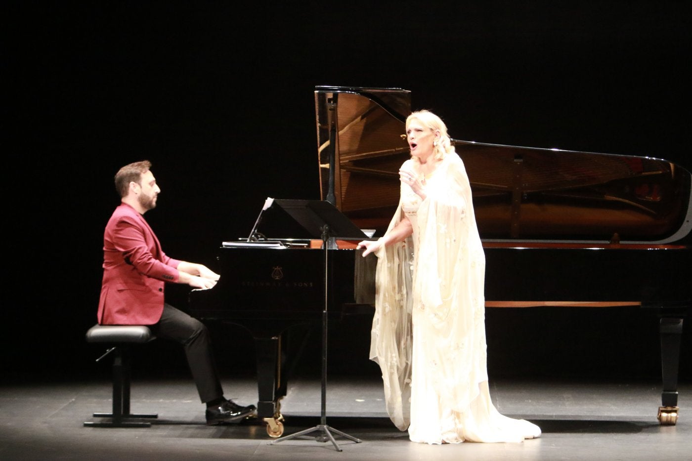 Ainhoa Arteta dio junto a Javier Carmena el pistoletazo de salida a la programación de la Sociedad Filarmónica gijonesa.