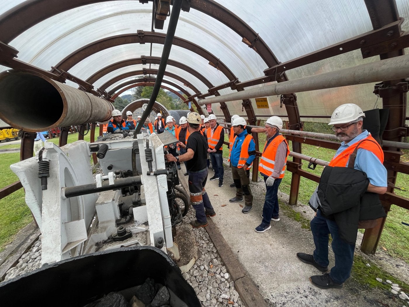 Expertos en patrimonio minero, durante la visita al exterior del pozo Sotón, ayer.
