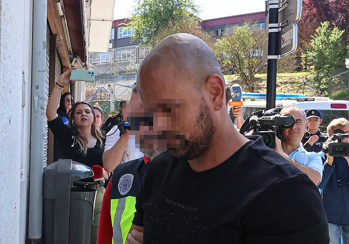 Cristian J., ahora en libertad provisional, el pasado mayo, cuando declaró en el juzgado de Pola de Siero.