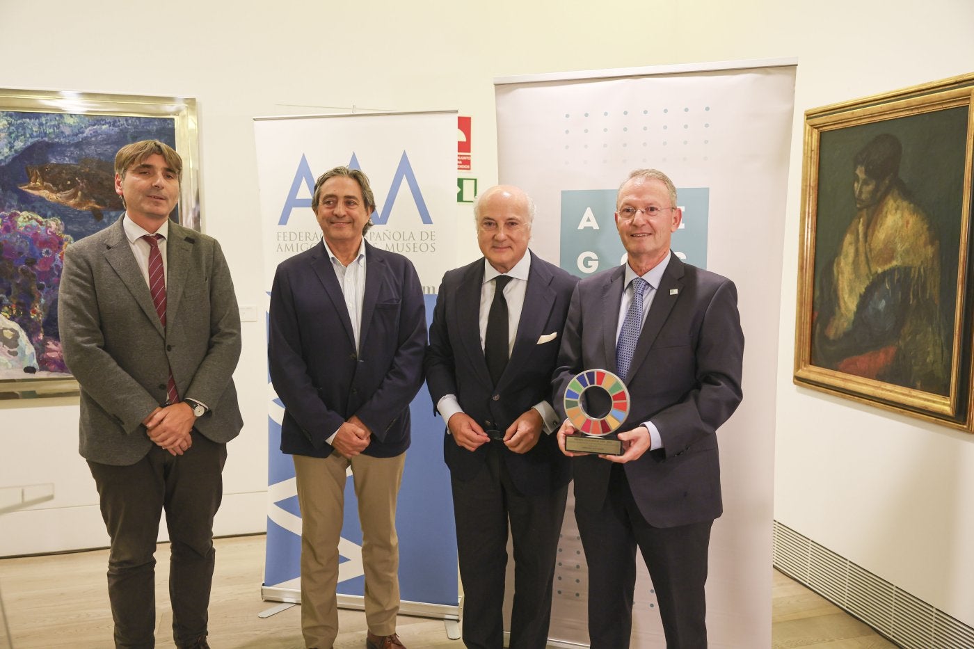 Alfonso Palacio, Rafael Mesa, Pedro Tomey y Alfonso Martínez, con el galardón, en la pinacoteca.