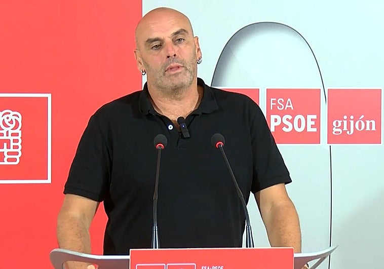 El secretario de la Agrupación Socialista de Gijón, Monchu García, durante su comparecencia.