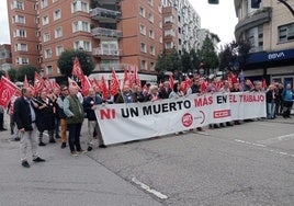 Concentración de CC OO y UGT contra la siniestralidad laboral, hoy en Oviedo.