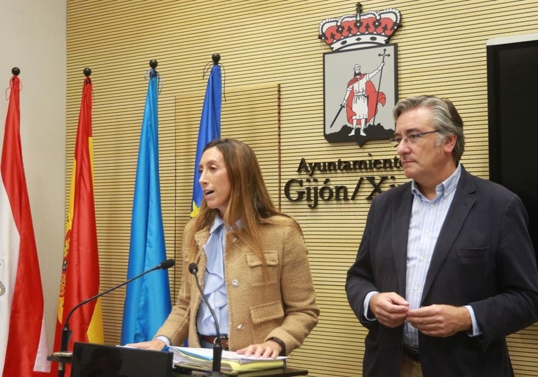 La portavoz del PP en Gijón, Ángela Pumariega, y el presidente popular gijonés y senador, Pablo González, hablan sobre el vial de Jove tras el Consejo Social.