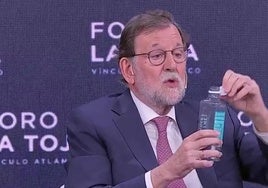 El momento viral de Mariano Rajoy al intentar abrir una botellas de agua con los nuevos tapones.