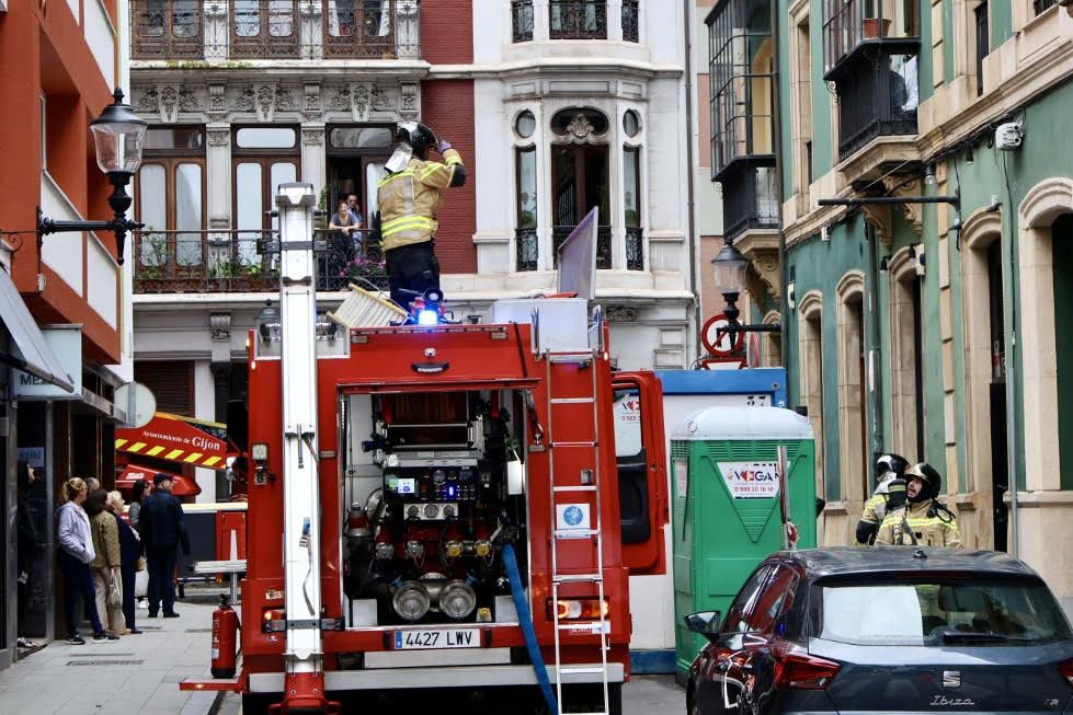 Imágenes del incendio en la calle San Agustín en Gijón