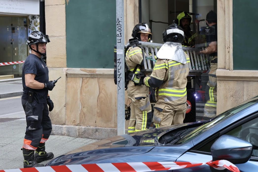 Imágenes del incendio en la calle San Agustín en Gijón