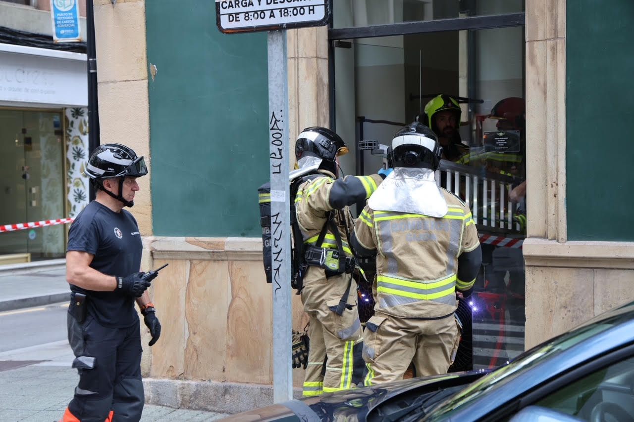 Imágenes del incendio en la calle San Agustín en Gijón