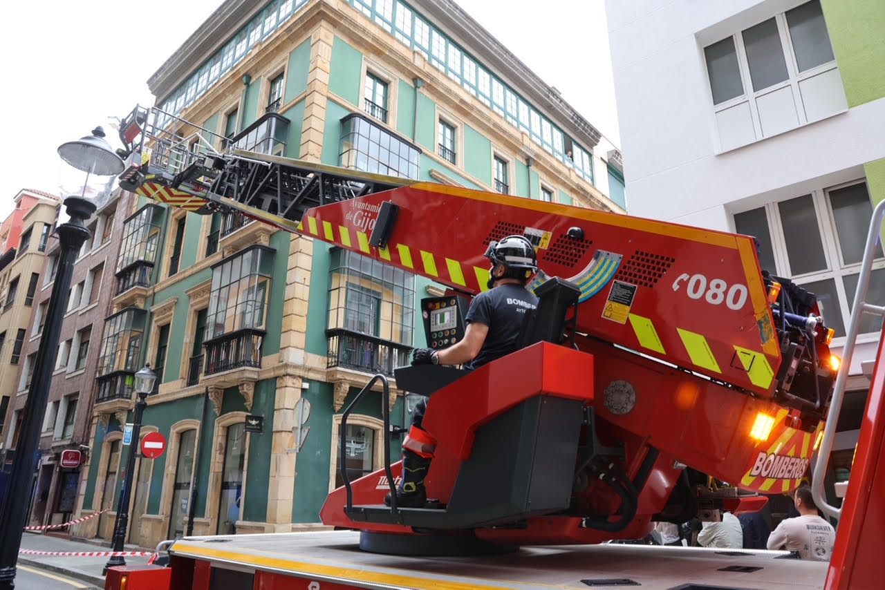 Imágenes del incendio en la calle San Agustín en Gijón