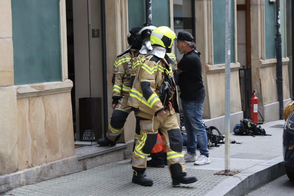 Imágenes del incendio en la calle San Agustín en Gijón