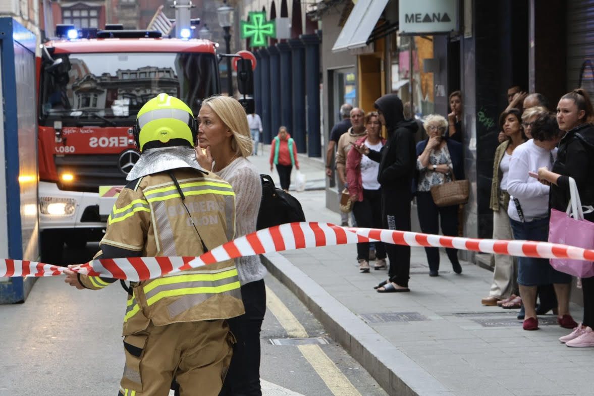 Imágenes del incendio en la calle San Agustín en Gijón