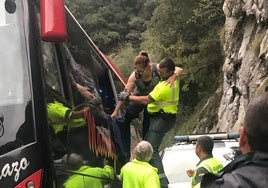 Los agentes de la Guardia Civil ayudaron a los viajeros a salir del autobús.