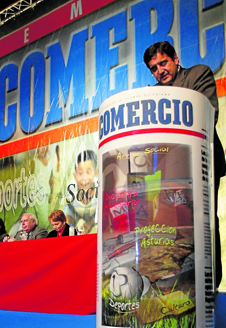 En la entrega de los Premios EL COMERCIO, con Paz Fernández Felgueroso y Vicente Álvarez Areces, entonces alcaldesa y presidente del Principado.