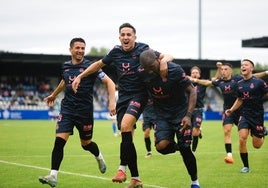 Babin celebra junto a sus compañeros el primer gol del encuentro que el central anotó a los seis minutos de partido.