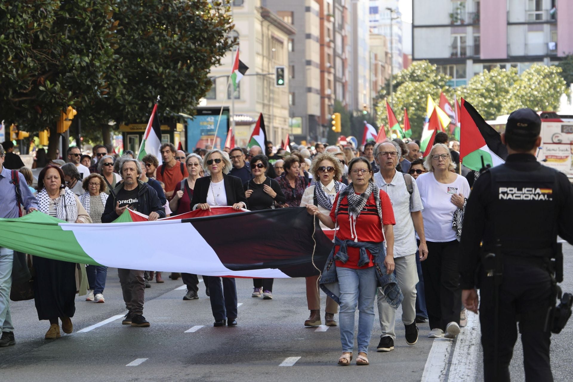 Más de un millar de personas se manifiesta en Gijón en apoyo a Palestina