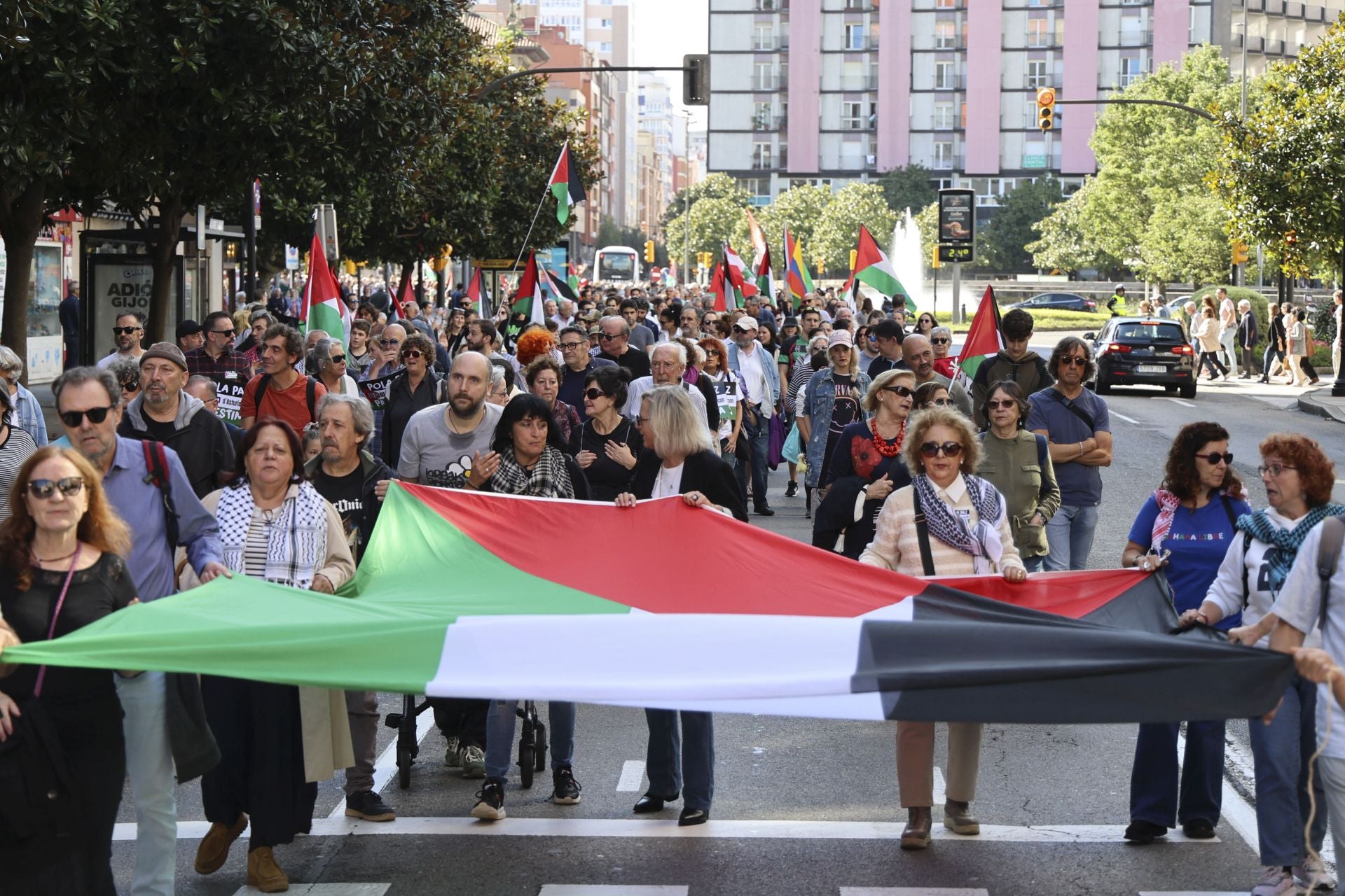 Más de un millar de personas se manifiesta en Gijón en apoyo a Palestina