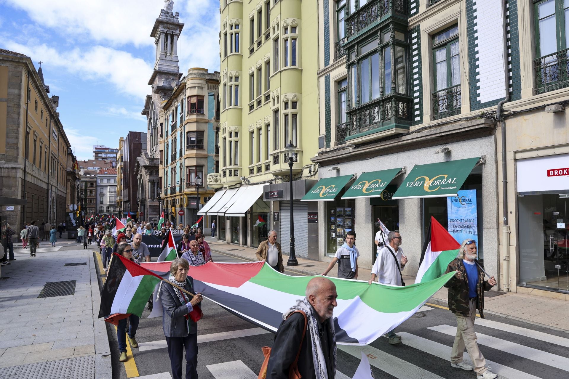 Más de un millar de personas se manifiesta en Gijón en apoyo a Palestina