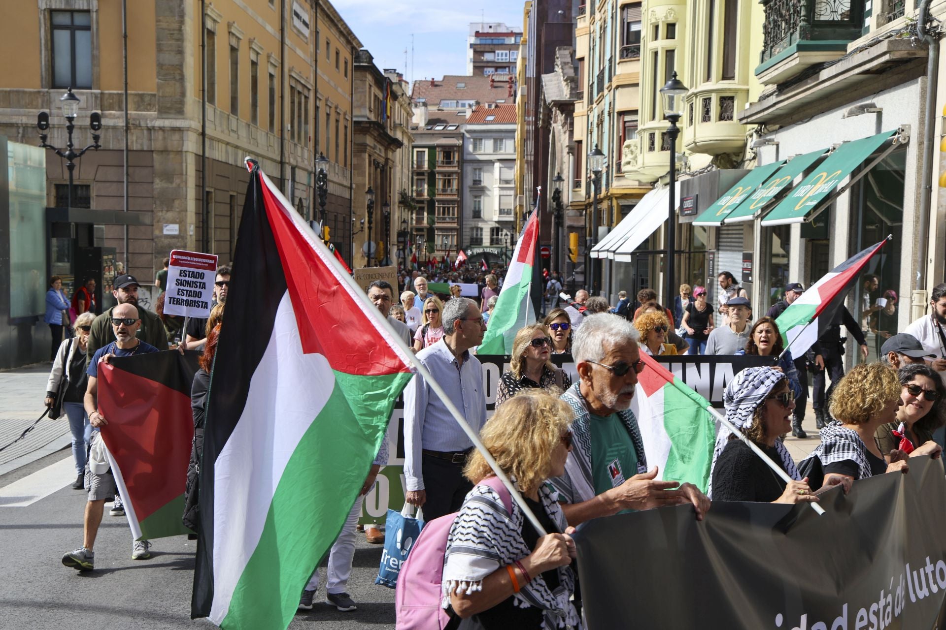 Más de un millar de personas se manifiesta en Gijón en apoyo a Palestina