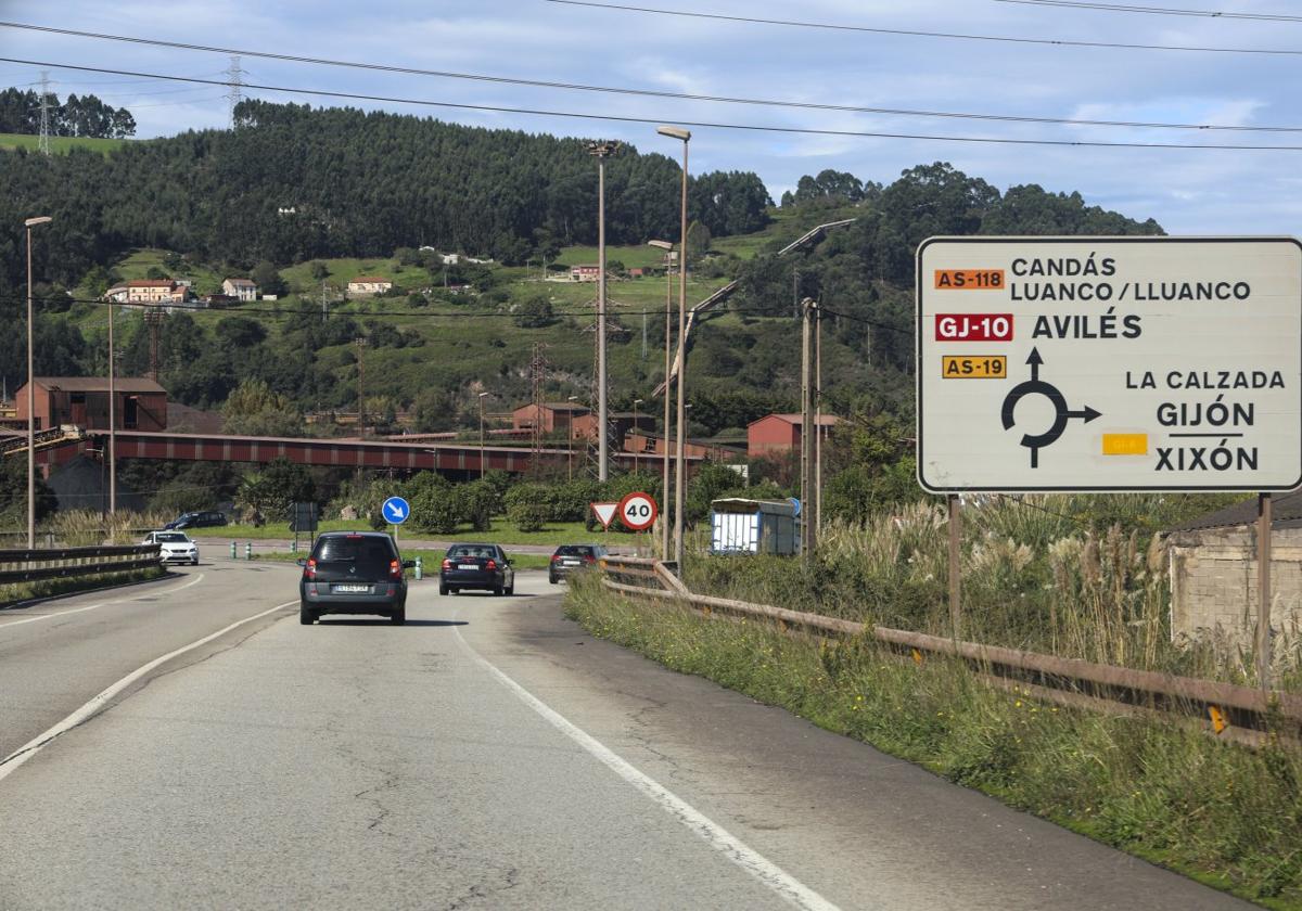 Llegada a la rotonda de Veriña de la GJ-10, donde terminará el desdoblamiento proyectado.