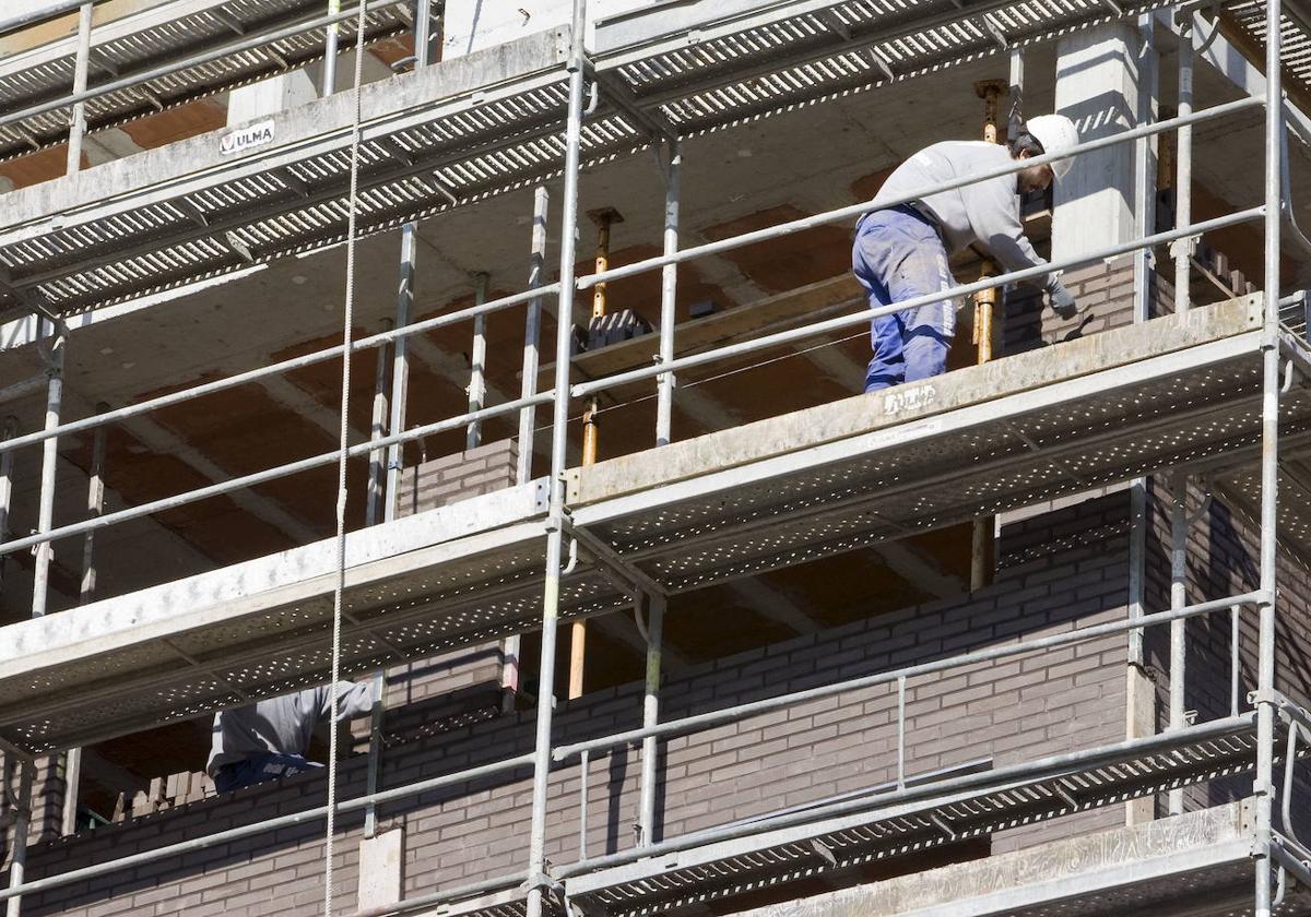 Un trabajador, en un andamio.