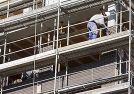 Un trabajador, en un andamio.