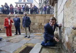 José Luis Martínez-Almeida bebe del 'Cañu' de El Fontán antes de recibir el distintivo de manos del alcalde de Oviedo.