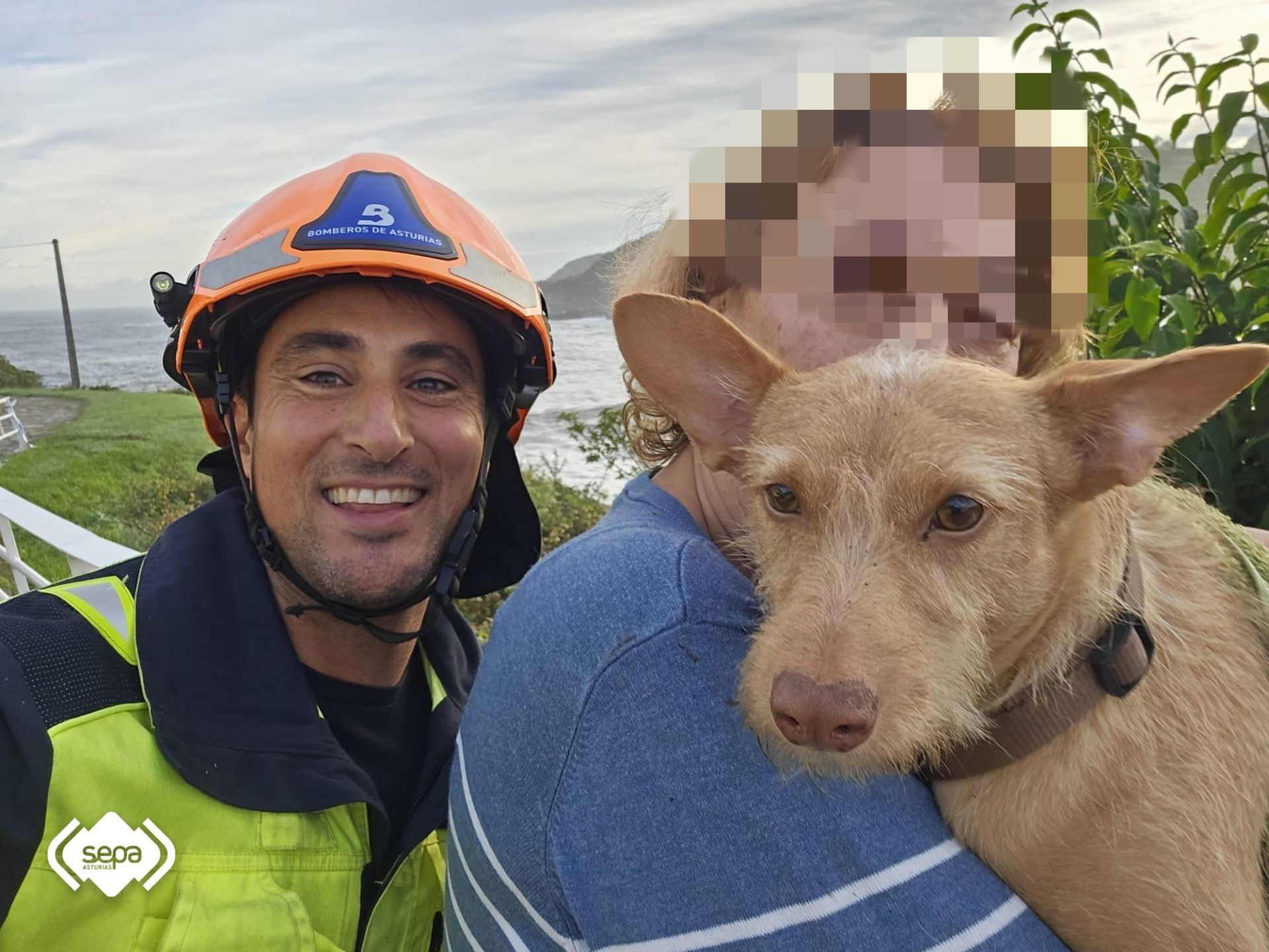 Uno de los bomberos que rescató a 'Flipy', junto al perro y sy dueña.