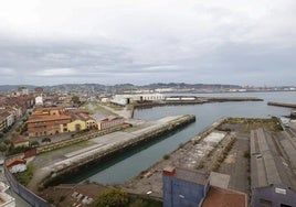 Panorámica de Naval Gijón, donde 35.000 metros cuadrados del Puerto serán comprados por el Ayuntamiento.