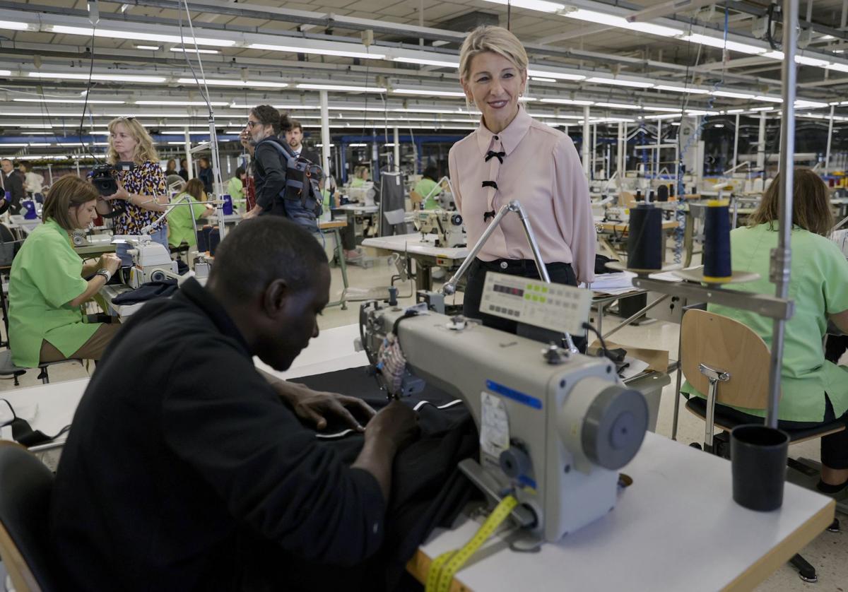 La vicepresidenta segunda del Gobierno y ministra de Trabajo y Economía Social, Yolanda Díaz, visita las instalaciones de Inditex en Arteixo (A Coruña), este lunes.