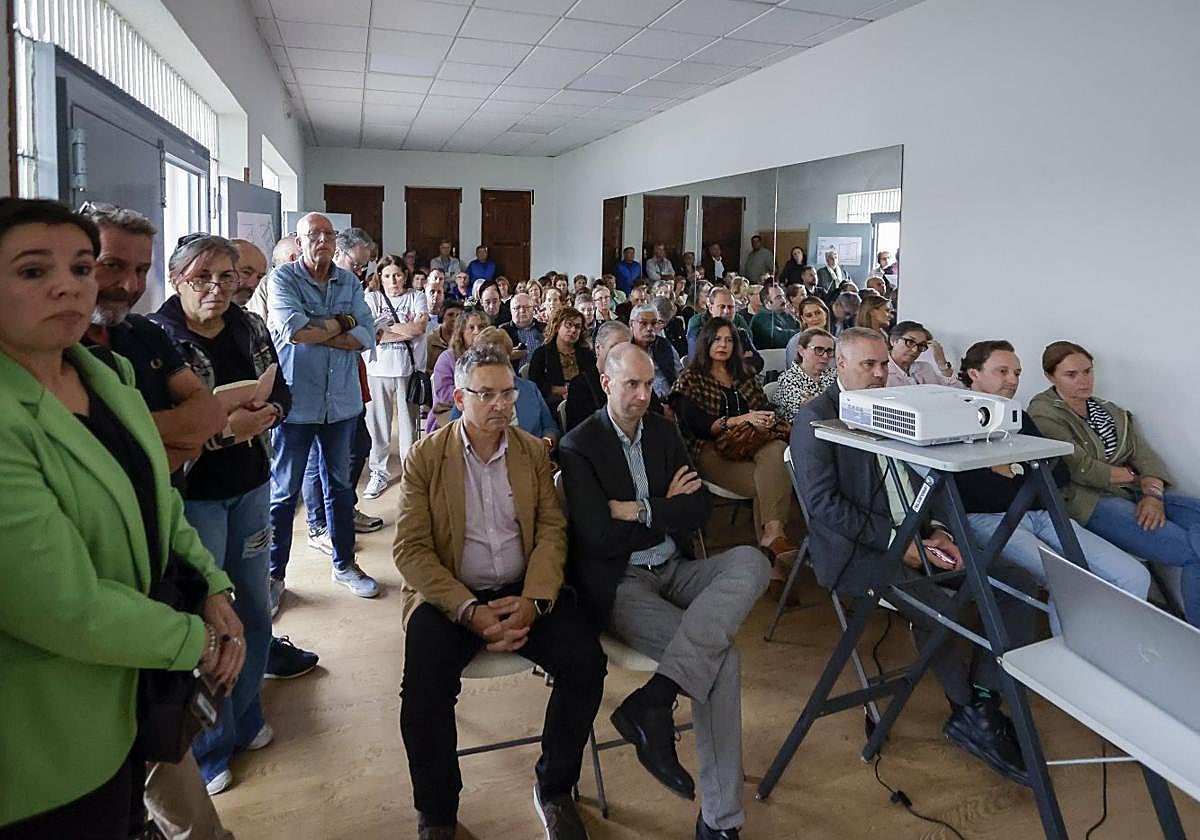 Ediles, sanitarios, miembros del área sanitaria V y vecinos, en la presentación del nuevo consultorio de Vega-La Camocha.