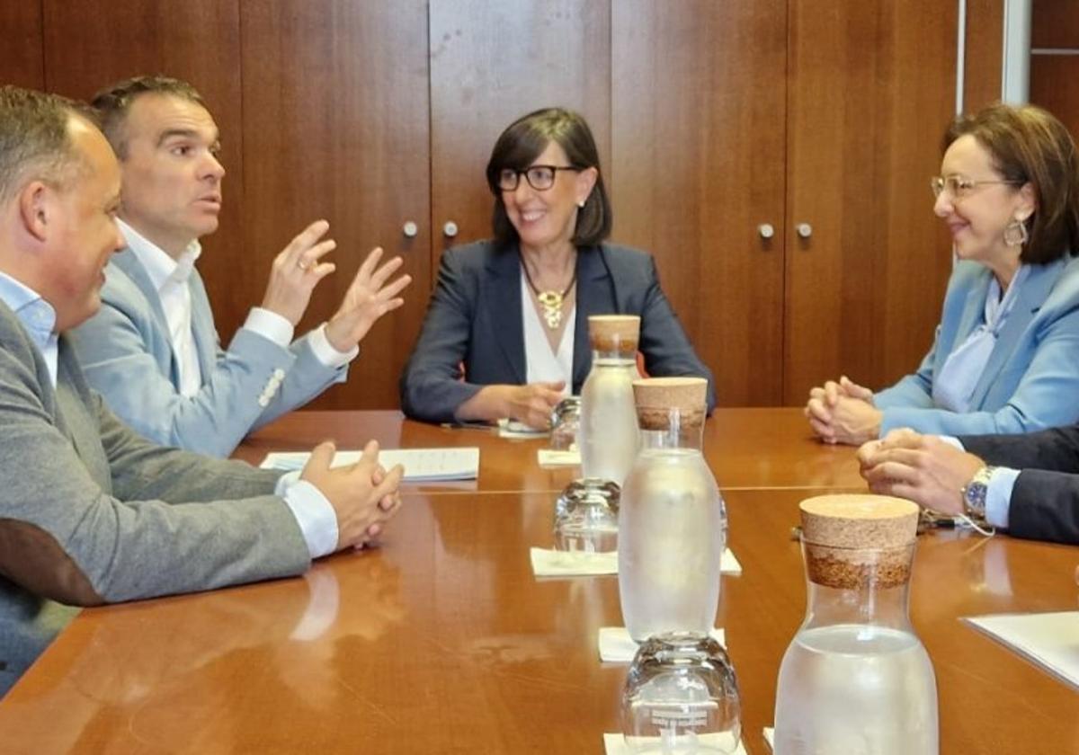 Pelayo García, Iván Fernández, Nieves Roqueñí, Paz Orviz, Eloy Alonso y Alberto Tirador al inicio de la reunión.