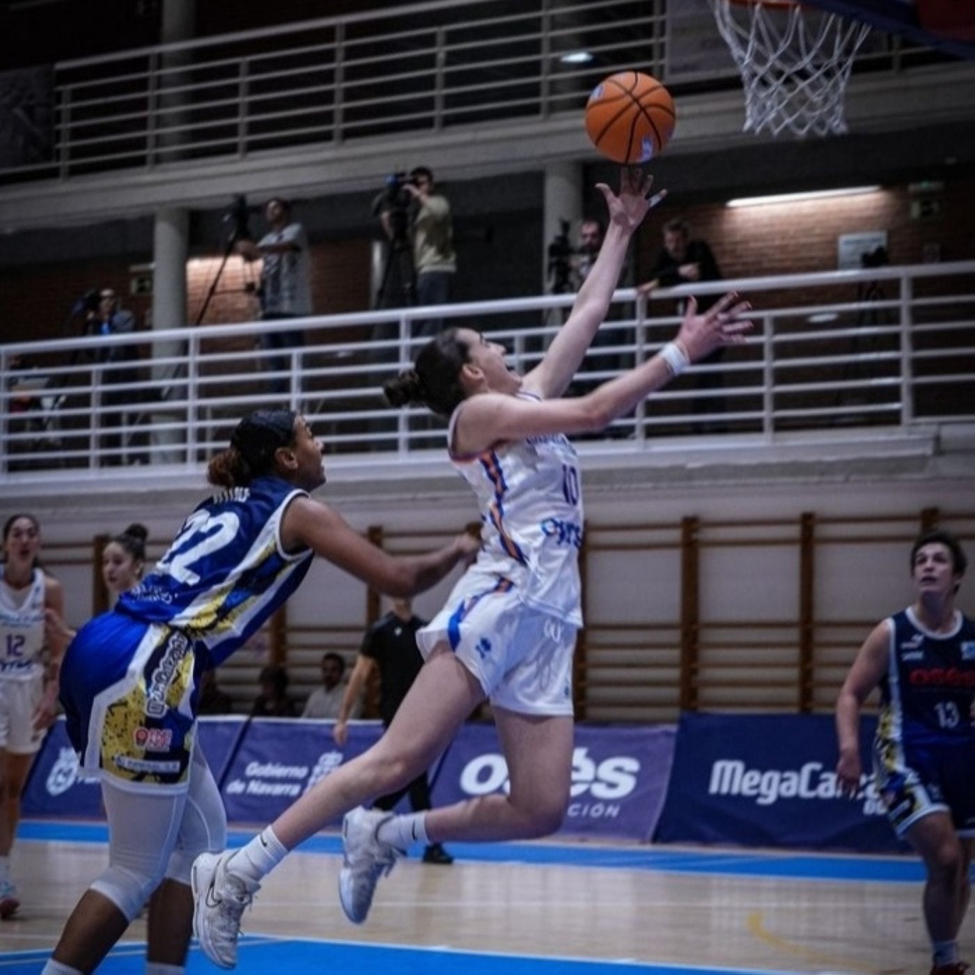 La asturiana Iyana Martín, en una entrada a canasta.