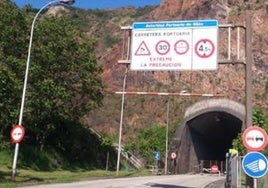 Boca este de la entrada del antiguo túnel de Aboño, a los pocos meses de su cierre al tráfico.