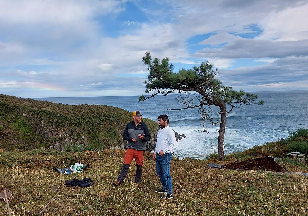 El arqueólogo David González con el alcalde de Valdés, Oscar Pérez, en el yacimiento.