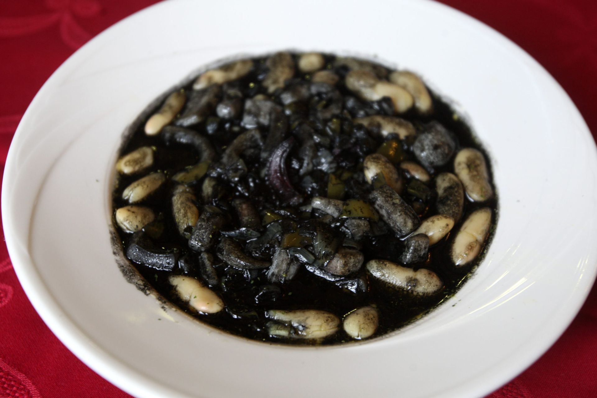 Un plato de fabes con calamares.