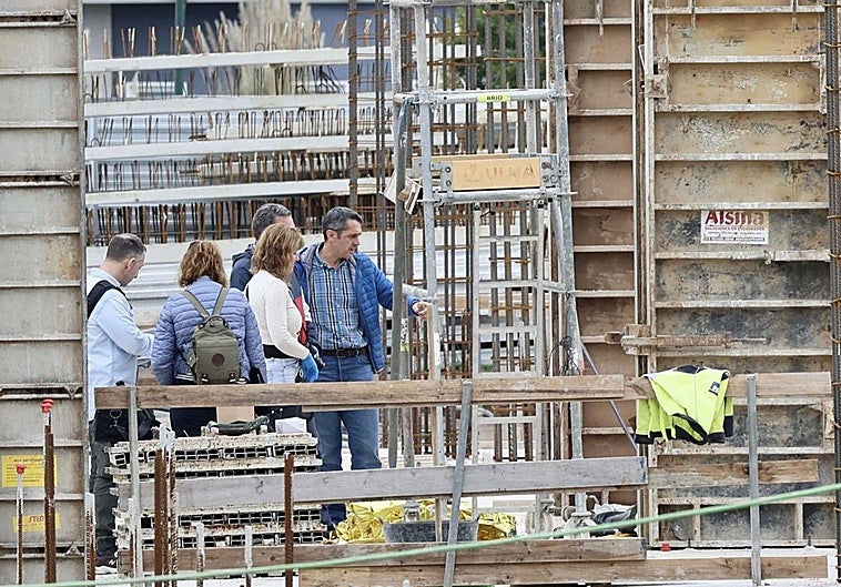 Obras del edificio de Nuevo Roces en las que tuvo lugar el grave accidente laboral.