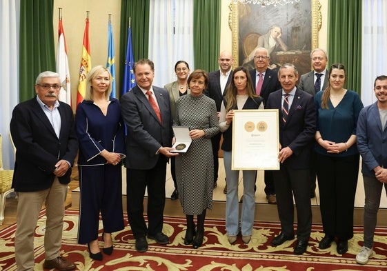 Félix Baragaño entrega de la medalla del centenario de la Feria a la alcaldesa de Gijón en presencia de los portavoces de todos los grupos municipales y de parte del equipo de la Cámara de Comercio