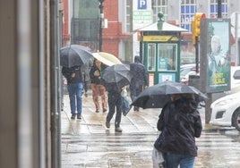 Las fuertes rachas de viento y la lluvia son una constante hoy en el Principado de Asturias.