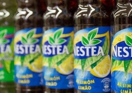 Botellas de Nestea en un supermercado.