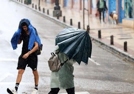 Foto: lluvía intensa y fuerte viento en Oviedo; vídeo: los efectos de la borrasca en el refugio del Urriellu.