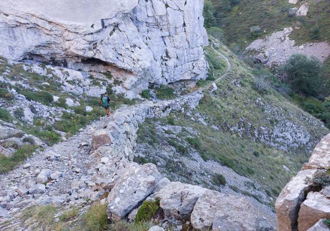 Senderos de piedra en la Foz del Arroxu