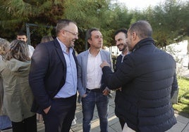 Joel García, presidente de los constructores; el consejero Ovidio Zapico; el director general de Vivienda, Jesús Daniel Sánchez, y el alcalde de Siero, Ángel García 'Cepi'.